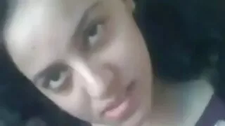 Kuum blond loksutades perse ees must härrasmees