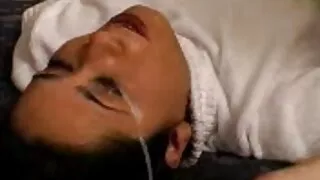 Mees keppis ema in pussy ja tegi oma suured tissid bounce