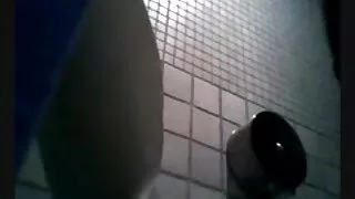 Hottie annab Must mees massaaž ja lööki oma riista