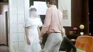 Tüdruk punane mask neelab läikiv kukk