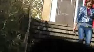 Järeleandmatu sex machine fucks hottie diivanil