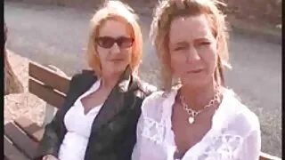 Sensuaalne tüdruk keppis mees, teeb seda ilma kahetsust