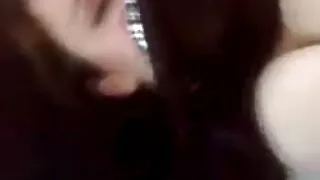 Noor kuum tüdruk kirglikult imeb riista vannituba