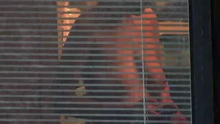 Blond tüdruk neelab naabri riista suhu