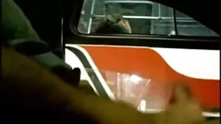 Osav emane pleasuring mees koos oma suu diivanil