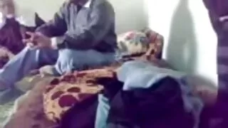 Pakkumise noor mees keppis abikaasa diivanil