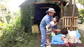 Kutt natuke segaduses, kuid siiski tuli ja keppis köögis