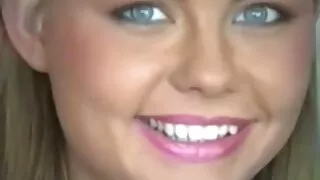 Tumedajuukseline naine istus mees rod on semud coochie