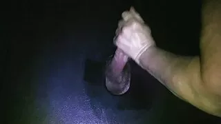 Alasti baaris tibi pulgad lokkis mees