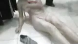 Tüdruk sinised juuksed hüppab dildo