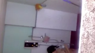 Tumedate juustega beib võetud suu poolt masseur