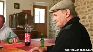 Sensuaalne babe kuradi hästi imemiseks kaamera ees