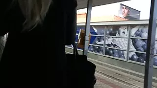 Atraktiivne Tüdruk Kukk Imemiseks taustal järve