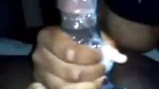 Blond babe õrnalt masturbates voodis