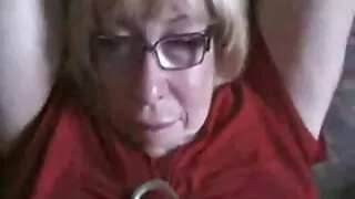 Tüdrukud söövad kukk ja tegeleda roosa hellitab