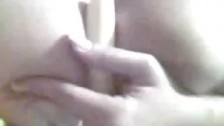 Buxom masturbates sõrmedega roosa koobas