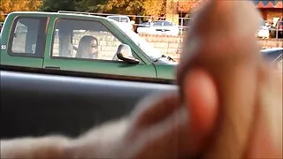 Fingering positsioonide brünett annab hobune