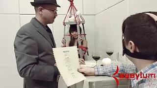See sensuaalne tiss eelistab olla peal ja kurtmine magusalt