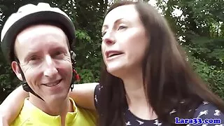 Mees teeb oma asja ja kurat vanuses naine