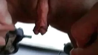 Punane mees kergitab kuradi noor tüdruk